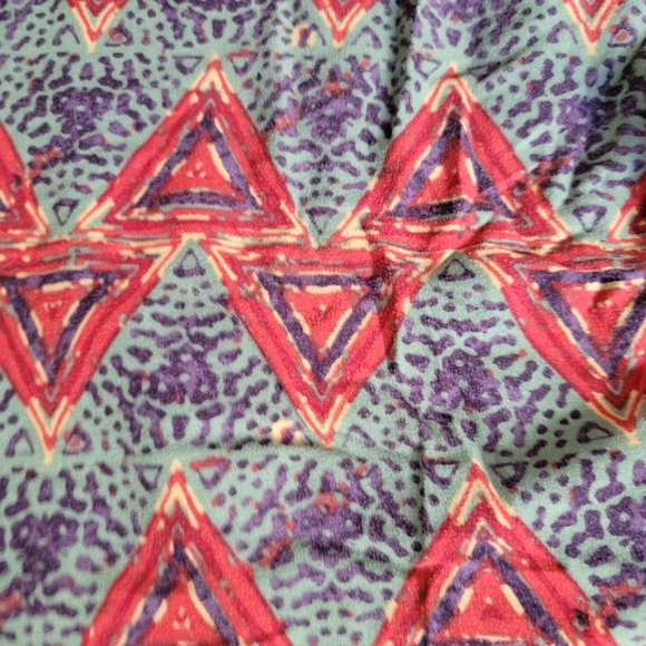 Tall and Curvy LuLaRoe Sage Green and Red Geometric Buttery Soft Leggings XXL - Picture 16 of 16